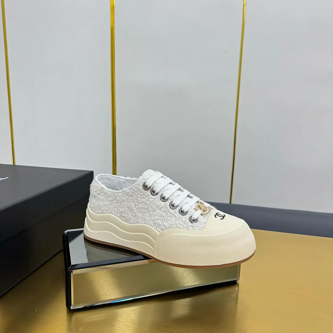 👟👟Ex-factory price 560👟👟 Top version, original quality! ! ! Chanel Chanel - 2025 biscuit shoes, the top casual sports shoes in the counter, this classic design; the upper is electro-embroidered with a variety of craftsmanship; the outsole is fashionable and sporty; the extraordinary inclusion of a variety of color elements... The diversified mix and match is very good-looking and versatile, casual, fashionable, sports, and outdoor can be taken into account... ꫛꫀꪝ Go➫ Material: ❶Upper: Original first-layer cowhide ❷Inner: Sheepskin ❸Outsole is based on: original TPU combination outsole, full set of boutique packaging for women 35–41 👉